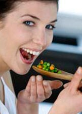 Glutenintolerantie - vrouw eet groenten