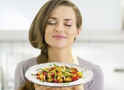 Vegetarische voeding - vrouw met pastaschotel