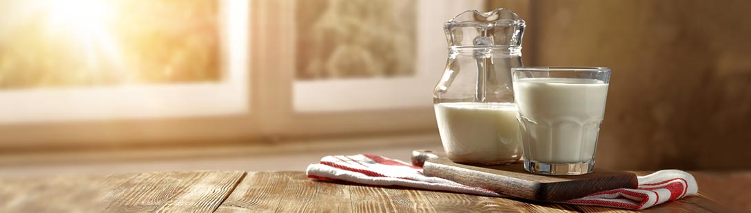Lactose-intolerantie - melkblik en glas