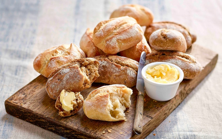 Rustieke broodjes, wit en met granen (Artikelnummer 02866)