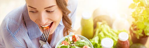 Vegetarische voeding - Vrouw eet salade